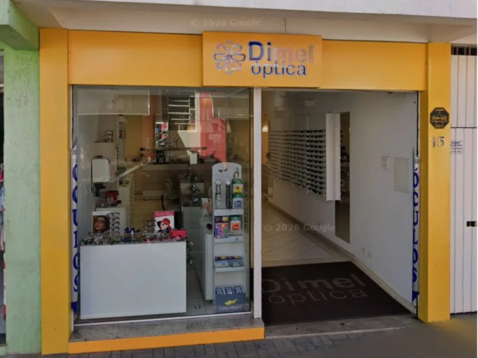 Fachada da Dimel Óptica, amarela, na Rua Marechal Deodoro, 15, Piracaia